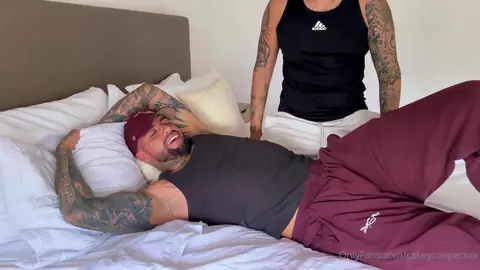 Casey Cooper y Costa Rican Papi con cosquillas en los pies