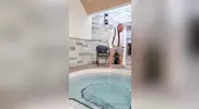 Daddy dans la piscine