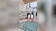 Daddy dans la piscine