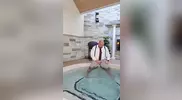 Daddy dans la piscine