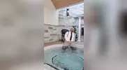 Daddy dans la piscine