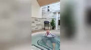 Daddy dans la piscine