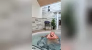 Daddy dans la piscine
