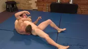 Wrestling nudo tra maschi