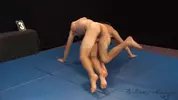 Wrestling nudo tra maschi