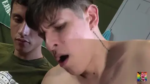 Giovane argentino Diego che scopa 01