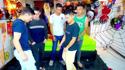 Sexo em grupo com amigos camboys latinos