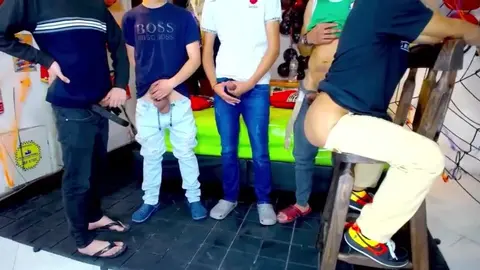 Grupo porno de colegas camboys latinos