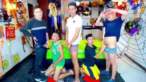 Sexo em grupo com amigos camboys latinos