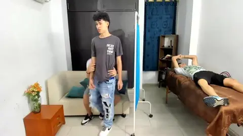 Porno-show di gruppo in cam con amici camboy