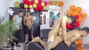 Latino-Twink-Paare im Gruppensex-Pornoshow