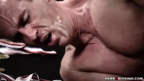 Lutteurs trempés de sueur qui baisent