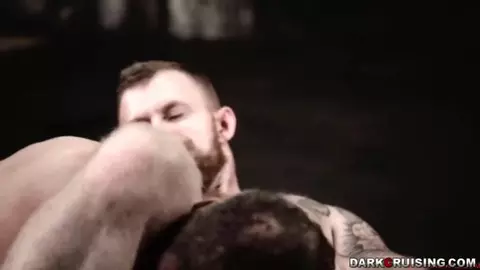 Verschwitzte Wrestler beim Ficken