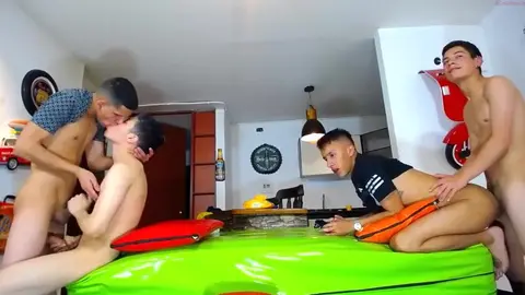Orgia porno de grupo de twinks latinos en show