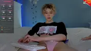 Modello twink porno in cam show bollente