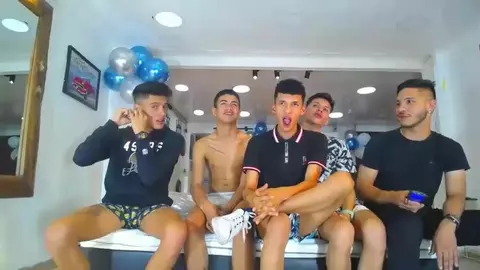 Coppia chomolokko super hot in scopata di gruppo con amici