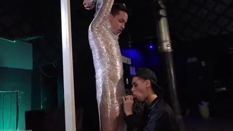 Giovane argentino Tommy che scopa 010