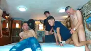 Orgía porno en grupo de twinks latinos