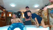 Orgía porno en grupo de twinks latinos