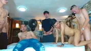 Orgía porno en grupo de twinks latinos