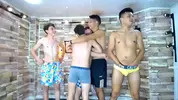 Heiße Gruppenshow mit lateinischen Twink-Camboys