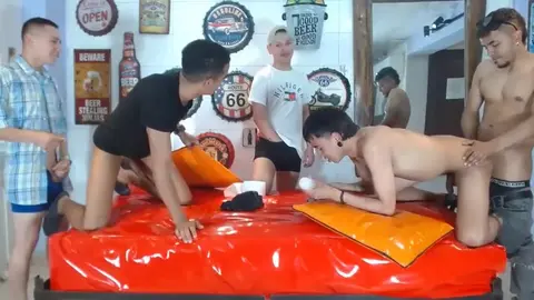 Show porno d'orgie de camboys sexy en groupe