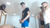 Heiße Gruppenorgie mit lateinischen Twink-Camboys live