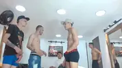 Heiße Gruppenorgie mit lateinischen Twink-Camboys live