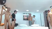 Heiße Gruppenorgie mit lateinischen Twink-Camboys live