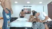 Heiße Gruppenorgie mit lateinischen Twink-Camboys live