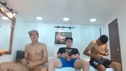 Heiße Gruppenorgie mit lateinischen Twink-Camboys live