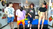 Porno en grupo con twinks camboys latinos