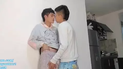 Coppia di twink super caldi innamorati - Mathias & Sebas