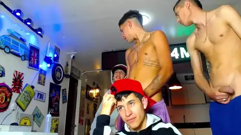 Show caliente de grupo de twinks latinos