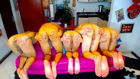 Orgie porno de twinks camboys en show