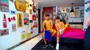 Porno-Gruppenorgie mit Twink-Camboys in Show