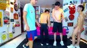 Porno-Gruppenorgie mit Twink-Camboys in Show
