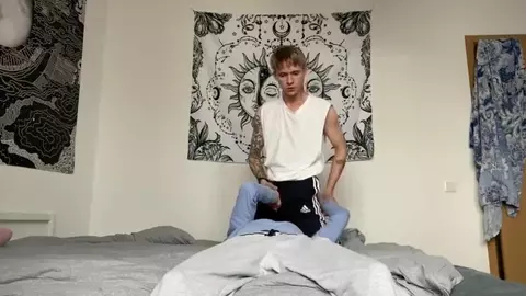 Coppia di twink innamorati e bollenti – Max & Alpan