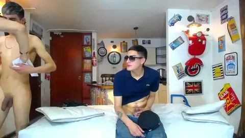 Show quente em grupo com amigos twinks