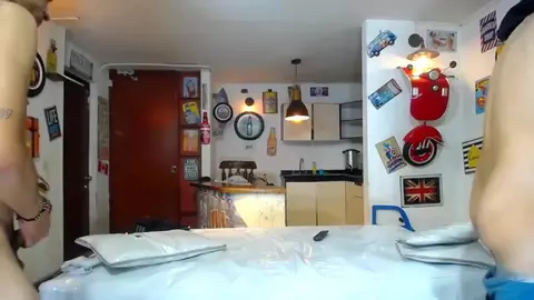 Show quente em grupo com amigos twinks