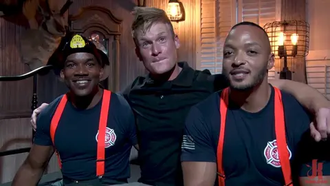 Roman Eros coberto de porra em fantasia sexy de bombeiro