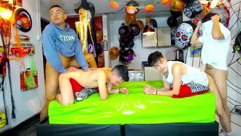 Orgie porno en groupe de twinks latinos - show 2