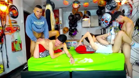 Orgie porno en groupe de twinks latinos - show 2