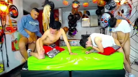 Show 2 di orgia porno di gruppo con twink latini