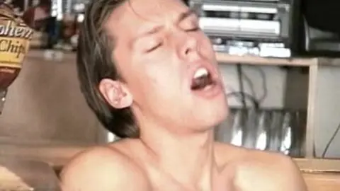 Foda pelado no sofá