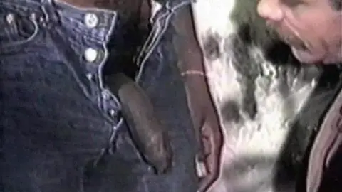 Dominanter Schwarzer in Leder