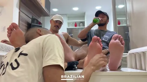 17 sessões de foot worship gay
