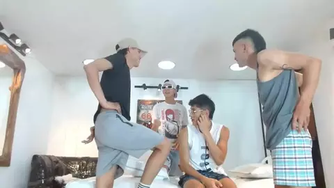 Couple de twinks en show cam - partie 2