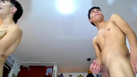 Orgía porno en grupo con twinks camboys