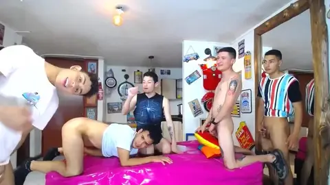 Orgía caliente de camboys latinos en grupo